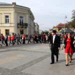 Dokładnie 100 dni zostało do finału SZLACHETNEJ PACZKI, dlatego wolontariusze, sportowcy i celebryci, na wzór maturzystów przygotowujących się do egzaminu dojrzałości, zatańczyli dziś w Kielcach poloneza. / Wojciech Habdas / Radio Kielce