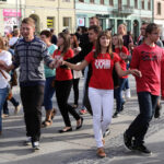 Dokładnie 100 dni zostało do finału SZLACHETNEJ PACZKI, dlatego wolontariusze, sportowcy i celebryci, na wzór maturzystów przygotowujących się do egzaminu dojrzałości, zatańczyli dziś w Kielcach poloneza. / Wojciech Habdas / Radio Kielce