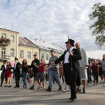 Dokładnie 100 dni zostało do finału SZLACHETNEJ PACZKI, dlatego wolontariusze, sportowcy i celebryci, na wzór maturzystów przygotowujących się do egzaminu dojrzałości, zatańczyli dziś w Kielcach poloneza. / Wojciech Habdas / Radio Kielce