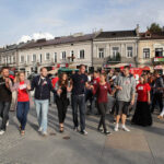 Dokładnie 100 dni zostało do finału SZLACHETNEJ PACZKI, dlatego wolontariusze, sportowcy i celebryci, na wzór maturzystów przygotowujących się do egzaminu dojrzałości, zatańczyli dziś w Kielcach poloneza. / Wojciech Habdas / Radio Kielce