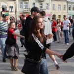 Dokładnie 100 dni zostało do finału SZLACHETNEJ PACZKI, dlatego wolontariusze, sportowcy i celebryci, na wzór maturzystów przygotowujących się do egzaminu dojrzałości, zatańczyli dziś w Kielcach poloneza. / Wojciech Habdas / Radio Kielce