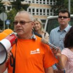 Członkowie Ruchu Palikota protestują przeciw nadaniu biskupowi Kazimierzowi Ryczanowi tytułu Honorowego Obywatela Kielc / Kamil Król / Radio Kielce