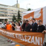 Członkowie Ruchu Palikota protestują przeciw nadaniu biskupowi Kazimierzowi Ryczanowi tytułu Honorowego Obywatela Kielc / Kamil Król / Radio Kielce
