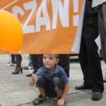 Członkowie Ruchu Palikota protestują przeciw nadaniu biskupowi Kazimierzowi Ryczanowi tytułu Honorowego Obywatela Kielc / Kamil Król / Radio Kielce