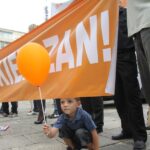 Członkowie Ruchu Palikota protestują przeciw nadaniu biskupowi Kazimierzowi Ryczanowi tytułu Honorowego Obywatela Kielc / Kamil Król / Radio Kielce