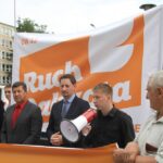 Członkowie Ruchu Palikota protestują przeciw nadaniu biskupowi Kazimierzowi Ryczanowi tytułu Honorowego Obywatela Kielc / Kamil Król / Radio Kielce