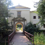 W poniedziałek nasz wakacyjny program "Świętokrzyskie na fali. Przybij piątkę z Radiem Kielce" gościł w dworze obronnym w Modliszewicach, który powstał w końcu XVI w., a zbudował go Andrzej Dunin Modliszewski. / Konrad Łużniak / Radio Kielce