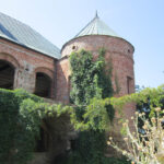 W poniedziałek nasz wakacyjny program "Świętokrzyskie na fali. Przybij piątkę z Radiem Kielce" gościł w dworze obronnym w Modliszewicach, który powstał w końcu XVI w., a zbudował go Andrzej Dunin Modliszewski. / Konrad Łużniak / Radio Kielce