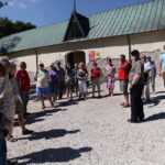 2013.08.03 Osoby niewidome i słabowidzące zwiedziły Klasztor Pallotynów i wzgórze na kieleckiej Podkarczówce. / Wojciech Habdas / Radio Kielce
