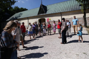 2013.08.03 Osoby niewidome i słabowidzące zwiedziły Klasztor Pallotynów i wzgórze na kieleckiej Podkarczówce. / Wojciech Habdas / Radio Kielce