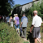 2013.08.03 Osoby niewidome i słabowidzące zwiedziły Klasztor Pallotynów i wzgórze na kieleckiej Podkarczówce. / Wojciech Habdas / Radio Kielce
