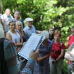 2013.08.03 Osoby niewidome i słabowidzące zwiedziły Klasztor Pallotynów i wzgórze na kieleckiej Podkarczówce. / Wojciech Habdas / Radio Kielce