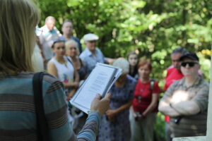 2013.08.03 Osoby niewidome i słabowidzące zwiedziły Klasztor Pallotynów i wzgórze na kieleckiej Podkarczówce. / Wojciech Habdas / Radio Kielce