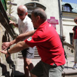 2013.08.03 Osoby niewidome i słabowidzące zwiedziły Klasztor Pallotynów i wzgórze na kieleckiej Podkarczówce. / Wojciech Habdas / Radio Kielce