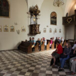 2013.08.03 Osoby niewidome i słabowidzące zwiedziły Klasztor Pallotynów i wzgórze na kieleckiej Podkarczówce. / Wojciech Habdas / Radio Kielce