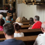 2013.08.03 Osoby niewidome i słabowidzące zwiedziły Klasztor Pallotynów i wzgórze na kieleckiej Podkarczówce. / Wojciech Habdas / Radio Kielce