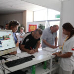 2013.08.03 Rozpoczynają się XVI Światowe Letnie Igrzyska Polonijne. Uczestnicy w punkcie informacji. / Wojciech Habdas / Radio Kielce