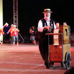 2013.08.03 XVI Światowe Igrzyska Polonijne. Ceremonia rozpoczęcia. Parada sportowców uświetniona występem kataryniarzy / Wojciech Habdas / Radio Kielce