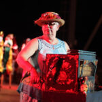 2013.08.03 XVI Światowe Igrzyska Polonijne. Ceremonia rozpoczęcia. Parada sportowców uświetniona występem kataryniarzy / Wojciech Habdas / Radio Kielce