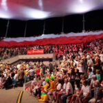 2013.08.03 XVI Światowe Igrzyska Polonijne. Ceremonia rozpoczęcia. Atrakcją towarzyszącą ceremonii było rozłożenie "sektorówki" - największej polskiej flagi / Wojciech Habdas / Radio Kielce