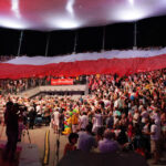 2013.08.03 XVI Światowe Igrzyska Polonijne. Ceremonia rozpoczęcia. Atrakcją towarzyszącą ceremonii było rozłożenie "sektorówki" - największej polskiej flagi / Wojciech Habdas / Radio Kielce