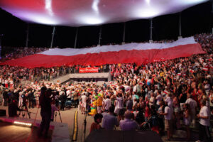 2013.08.03 XVI Światowe Igrzyska Polonijne. Ceremonia rozpoczęcia. Atrakcją towarzyszącą ceremonii było rozłożenie "sektorówki" - największej polskiej flagi / Wojciech Habdas / Radio Kielce