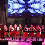 2013.08.03 XVI Światowe Igrzyska Polonijne. Ceremonia rozpoczęcia. Wystąpiła także Genowefa Pigwa. / Wojciech Habdas / Radio Kielce