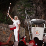 2013.08.03 XVI Światowe Igrzyska Polonijne. Ceremonia rozpoczęcia. Znicz olimpijski zapaliła Mirosława Sarna, mistrzyni Polski i Europy w skoku w dal / Wojciech Habdas / Radio Kielce