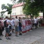 W Sandomierzu ponad 40 osobowa grupa kibiców klubu Wisła uczciła 69 rocznicę wybuchu Powstania Warszawskiego. Młodzi ludzie chodzili ulicami miasta, następnie złożyli wieniec przy Pomniku 2 Pułku Piechoty Legionów, skandując przy tym patriotyczne i narodowe hasła. / Grażyna Szlęzak-Wójcik / Radio Kielce