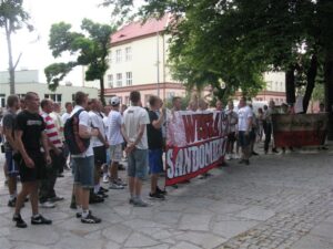 W Sandomierzu ponad 40 osobowa grupa kibiców klubu Wisła uczciła 69 rocznicę wybuchu Powstania Warszawskiego. Młodzi ludzie chodzili ulicami miasta, następnie złożyli wieniec przy Pomniku 2 Pułku Piechoty Legionów, skandując przy tym patriotyczne i narodowe hasła. / Grażyna Szlęzak-Wójcik / Radio Kielce