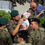 400 uczestników Marszu Szlakiem I Kompanii Kadrowej dotarło do Chęcin. Najmłodsza uczestniczka Marszu 11 miesięczna Natasza. / Wojciech Habdas / Radio Kielce