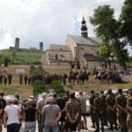 400 uczestników Marszu Szlakiem I Kompanii Kadrowej dotarło do Chęcin. / Wojciech Habdas / Radio Kielce
