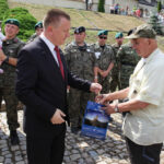 400 uczestników Marszu Szlakiem I Kompanii Kadrowej dotarło do Chęcin. Najstarszy uczestnik Marszu to 85 letni Zygmunt Jędrzejczak. / Wojciech Habdas / Radio Kielce