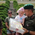 400 uczestników Marszu Szlakiem I Kompanii Kadrowej dotarło do Chęcin. Najmłodsza uczestniczka Marszu 11 miesięczna Natasza. / Wojciech Habdas / Radio Kielce