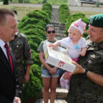 400 uczestników Marszu Szlakiem I Kompanii Kadrowej dotarło do Chęcin. Najmłodsza uczestniczka Marszu 11 miesięczna Natasza. / Wojciech Habdas / Radio Kielce