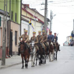 400 uczestników Marszu Szlakiem I Kompanii Kadrowej dotarło do Chęcin. / Wojciech Habdas / Radio Kielce