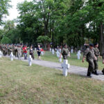 Kadrówka dotarła do Kielc, złożenie kwiatów na cmentarzu wojskowym / Wojciech Habdas / Radio Kielce