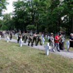 Kadrówka dotarła do Kielc, złożenie kwiatów na cmentarzu wojskowym / Wojciech Habdas / Radio Kielce