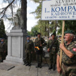 Kadrówka dotarła do Kielc, złożenie kwiatów na cmentarzu wojskowym / Wojciech Habdas / Radio Kielce