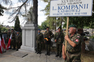 Kadrówka dotarła do Kielc, złożenie kwiatów na cmentarzu wojskowym / Wojciech Habdas / Radio Kielce