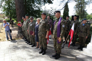 Kadrówka dotarła do Kielc, złożenie kwiatów na cmentarzu wojskowym / Wojciech Habdas / Radio Kielce