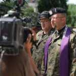 Kadrówka dotarła do Kielc, złożenie kwiatów na cmentarzu wojskowym / Wojciech Habdas / Radio Kielce