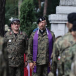 Kadrówka dotarła do Kielc, złożenie kwiatów na cmentarzu wojskowym / Wojciech Habdas / Radio Kielce