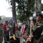 Kadrówka dotarła do Kielc, złożenie kwiatów na cmentarzu wojskowym / Wojciech Habdas / Radio Kielce