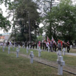 Kadrówka dotarła do Kielc, złożenie kwiatów na cmentarzu wojskowym / Wojciech Habdas / Radio Kielce