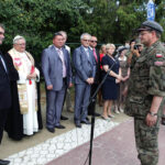 Kadrówka dotarła do Kielc, złożenie meldunku o przybyciu Marszu Prezydentowi Kielc pod historyczną figurą Najświętszej Maryi Panny / Wojciech Habdas / Radio Kielce