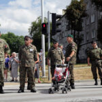 Kadrówka dotarła do Kielc, złożenie meldunku o przybyciu Marszu Prezydentowi Kielc pod historyczną figurą Najświętszej Maryi Panny / Wojciech Habdas / Radio Kielce