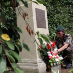 Kadrówka dotarła do Kielc, złożenie meldunku o przybyciu Marszu Prezydentowi Kielc pod historyczną figurą Najświętszej Maryi Panny / Wojciech Habdas / Radio Kielce