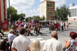 Kadrówka dotarła do Kielc, uroczystości pod Pomnikiem Czwórki Legionowej z udziałem najwyższych władz państwowych, wojskowych i samorządowych, meldunek komendanta Marszu, złożenie kwiatów / Radio Kielce