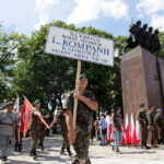 Kadrówka dotarła do Kielc, uroczystości pod Pomnikiem Czwórki Legionowej z udziałem najwyższych władz państwowych, wojskowych i samorządowych, meldunek komendanta Marszu, złożenie kwiatów / Radio Kielce